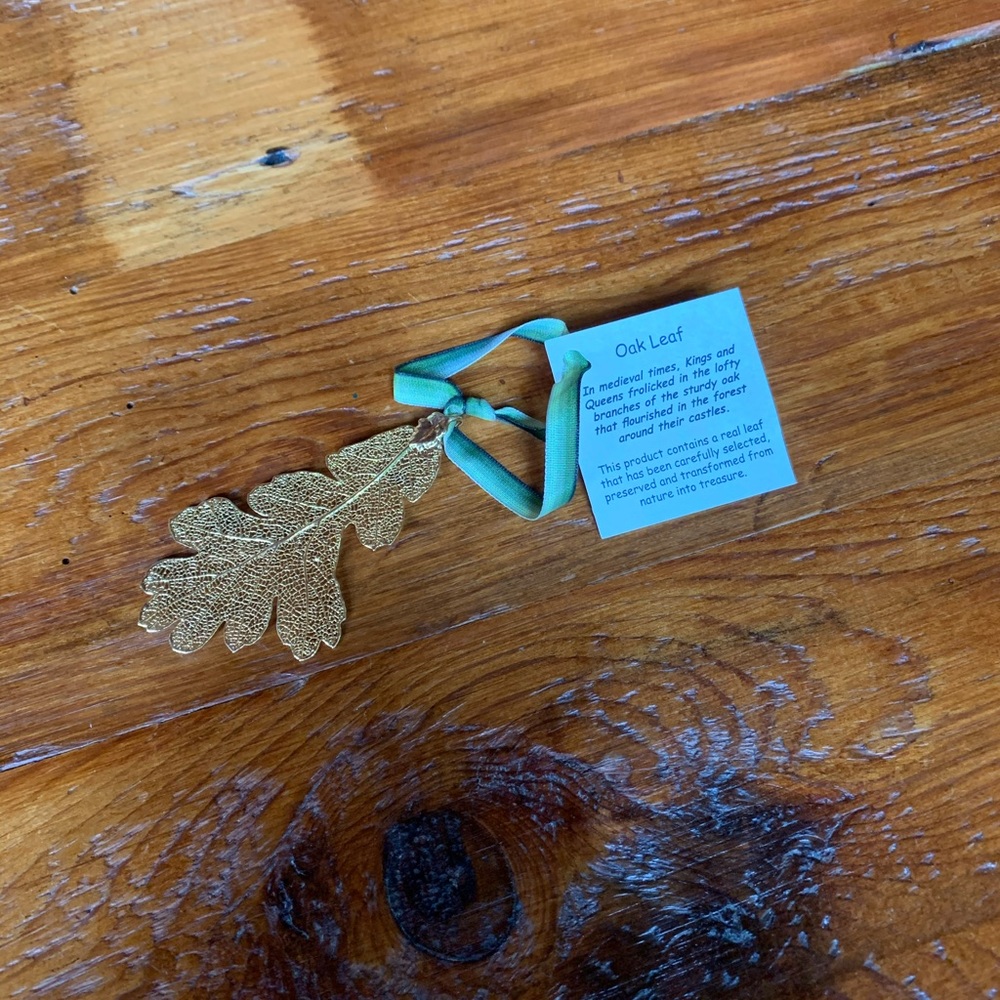 🍂 Oak Leaf Pendant